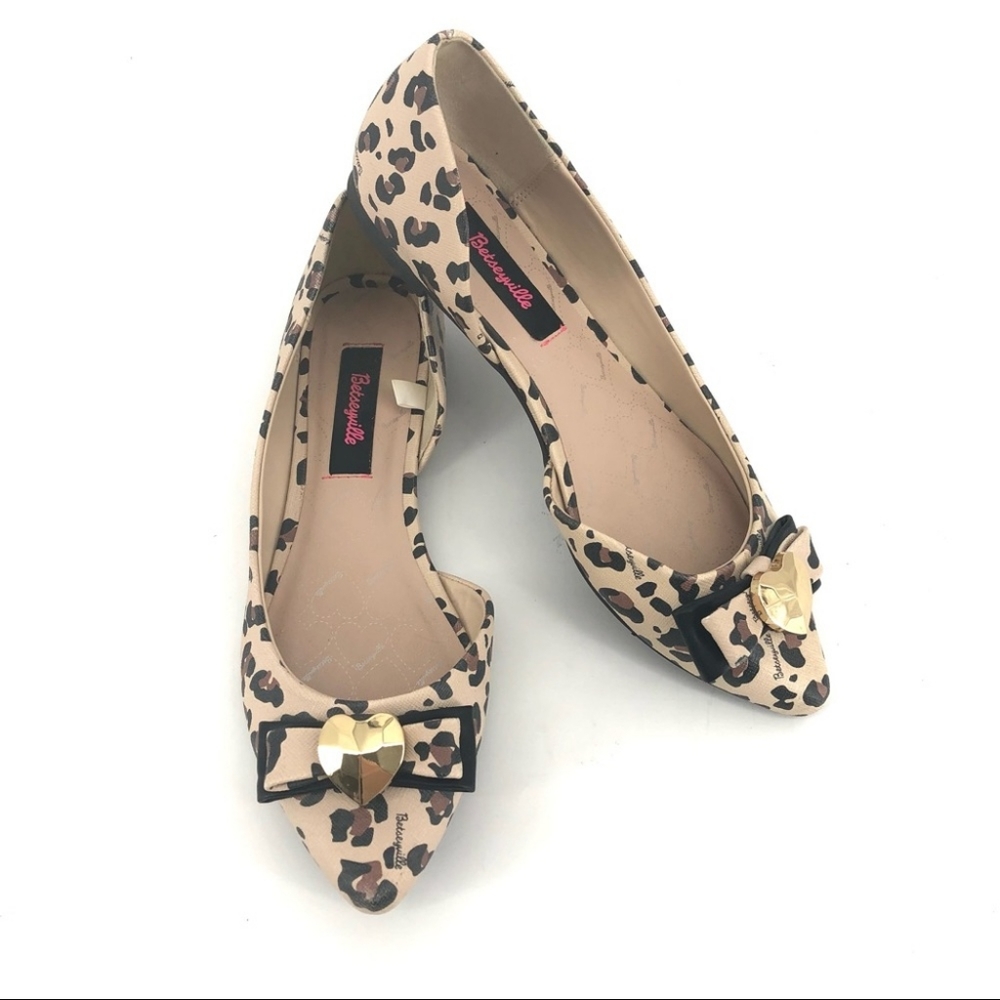 ‼️$10 TODAY‼️🌵Betsey Johnson🌵Cream Leopard Print Rhinestone Heart Flats